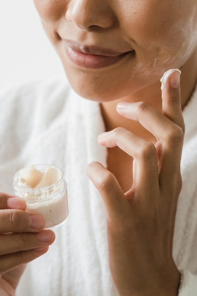 Esthéticienne du centre SKIN EXPERT appliquant un sérum hydratant à haute technologie.

