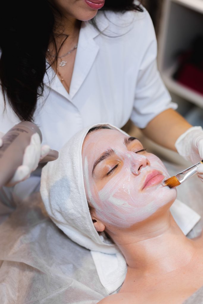 Esthéticienne réalisant un soin de microneedling à Roubaix chez Skin Expert